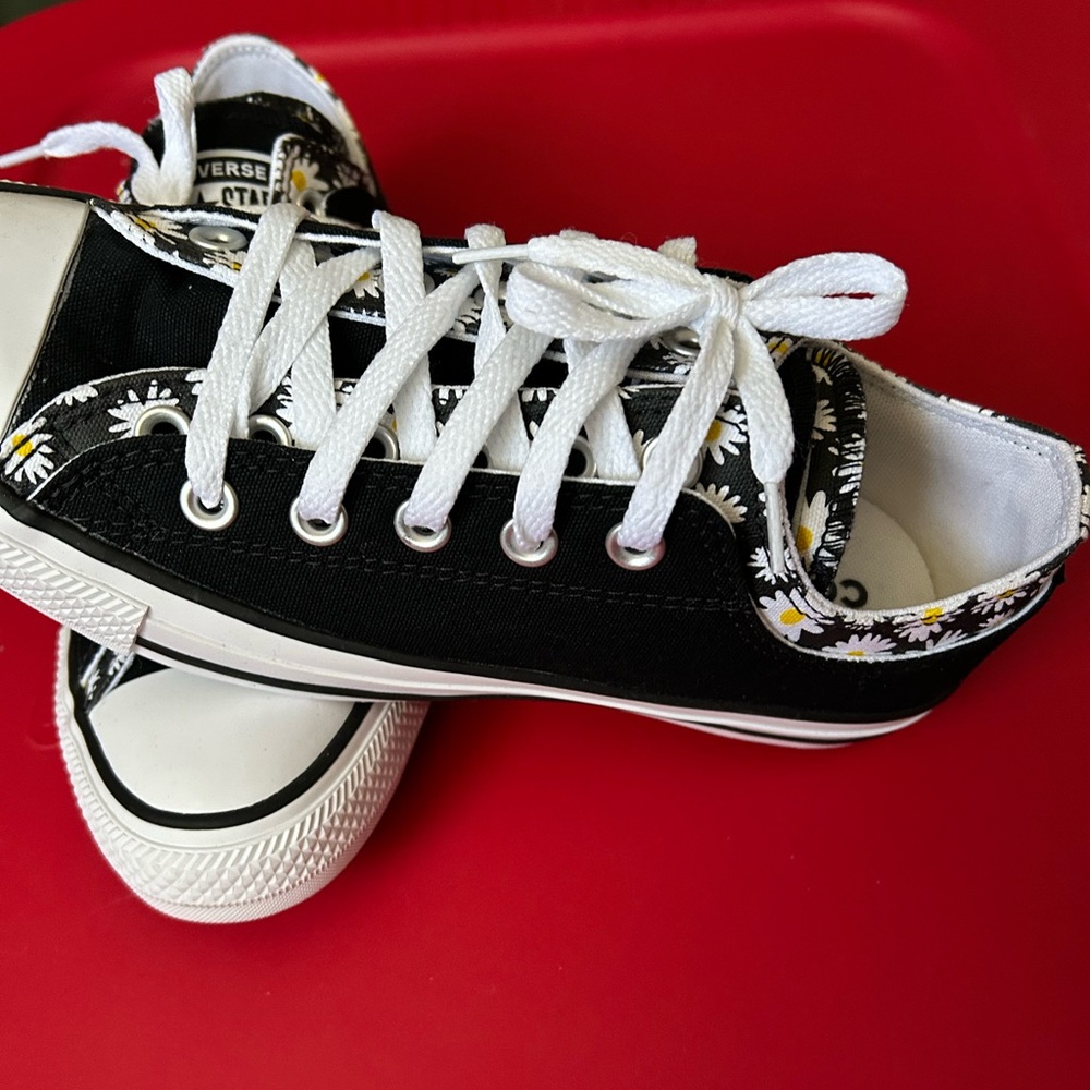 Converse All-Stars daisy pattern - new - size 8 - Picture 2 of 3